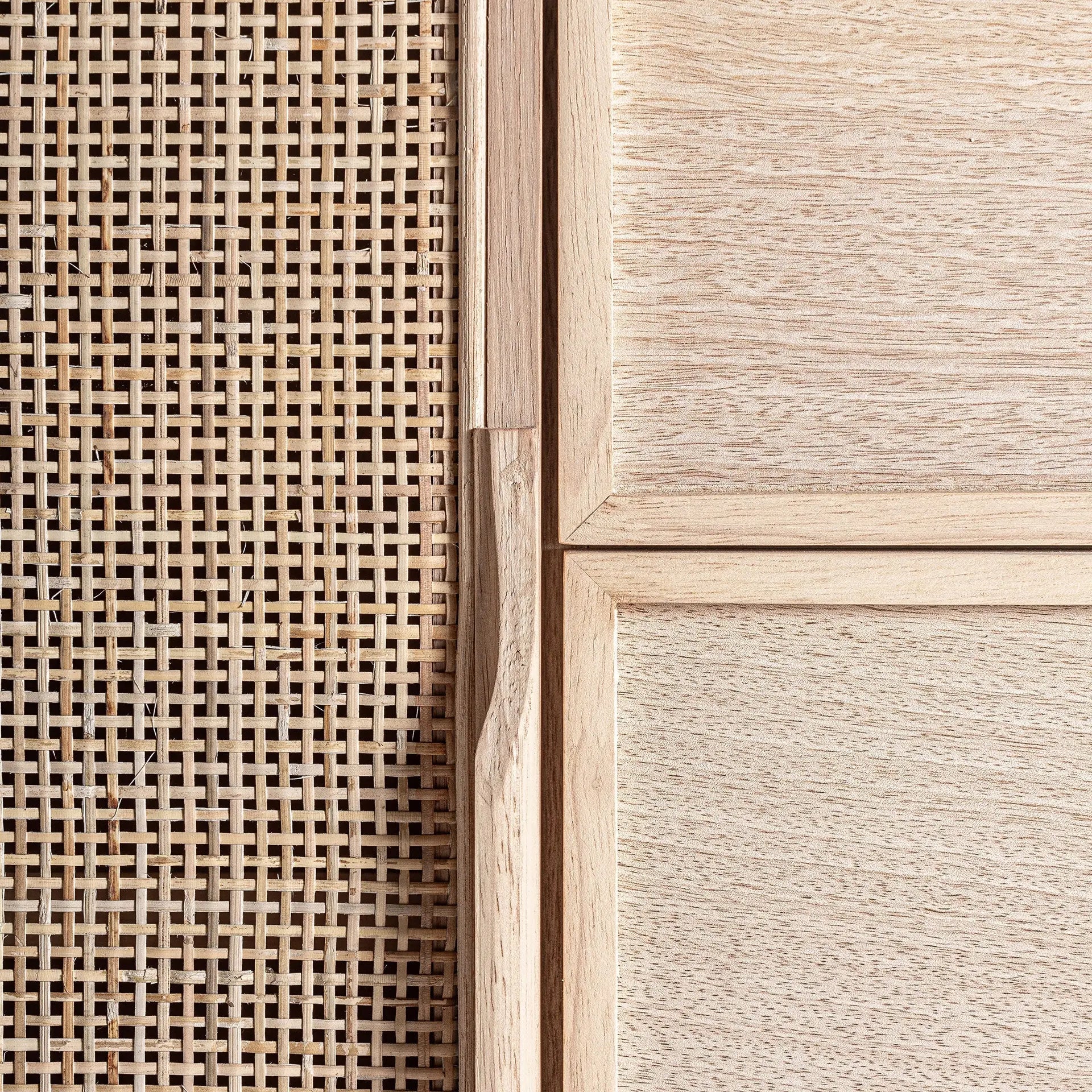 Buffet 2 Portes 3 Tiroirs en Bois de Frêne et Rotin WEURTZ - 180 cm KODU