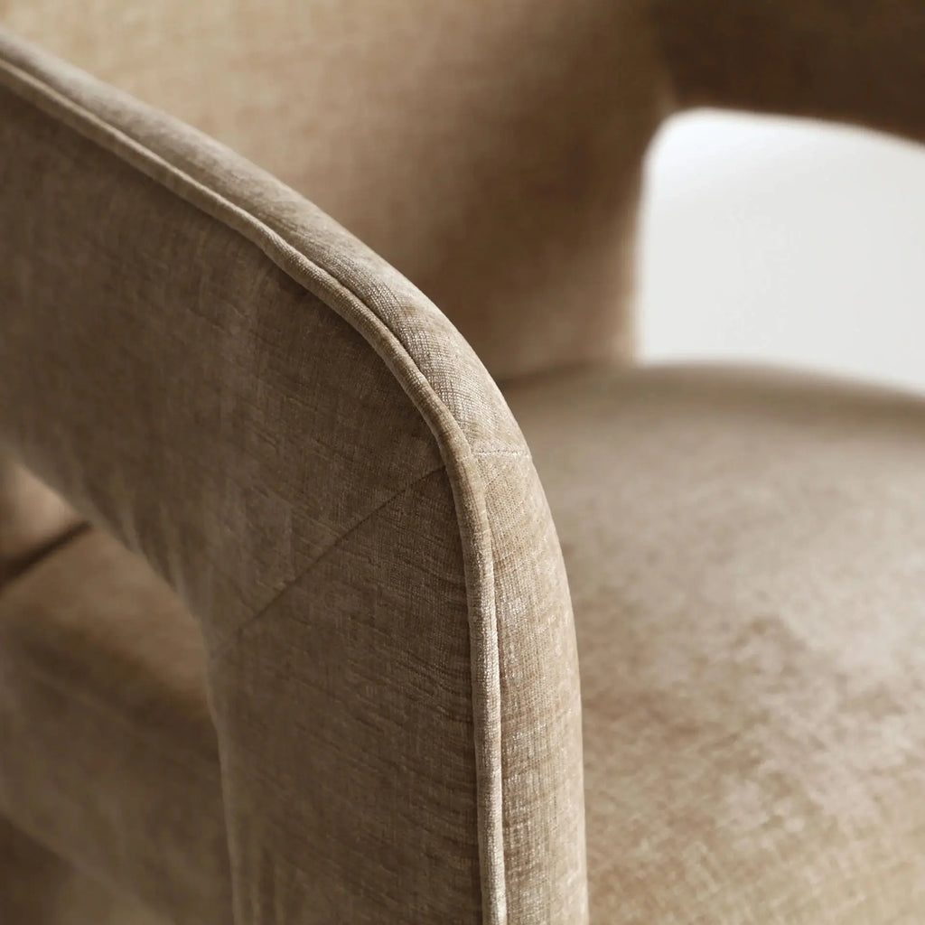 Chaise de Salle à Manger avec Accoudoirs en Tissu Velours Beige BAUTZEN - 66 x 68 cm KODU