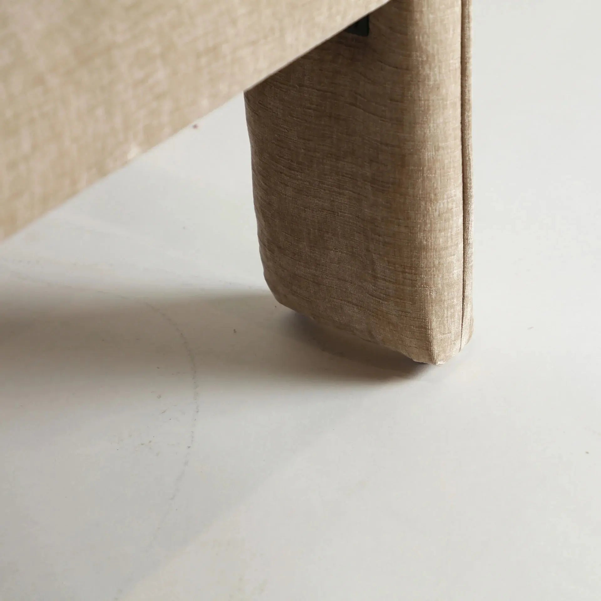 Chaise de Salle à Manger avec Accoudoirs en Tissu Velours Beige BAUTZEN - 66 x 68 cm KODU
