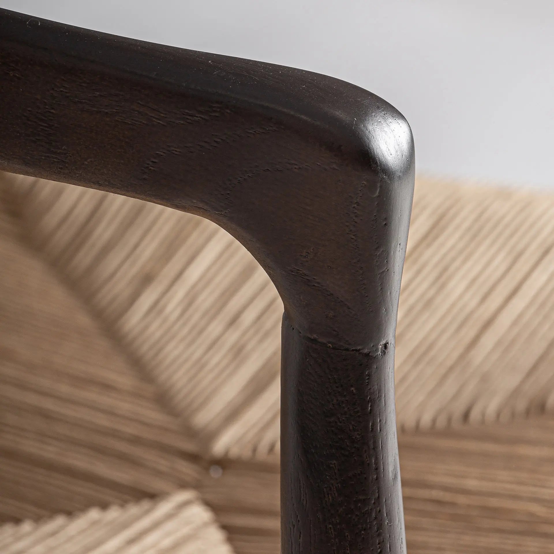 Chaise de Salle à Manger en Bois d'Orme avec Accoudoirs Couleur Wenge LEYNIE - 52 x 54 cm KODU