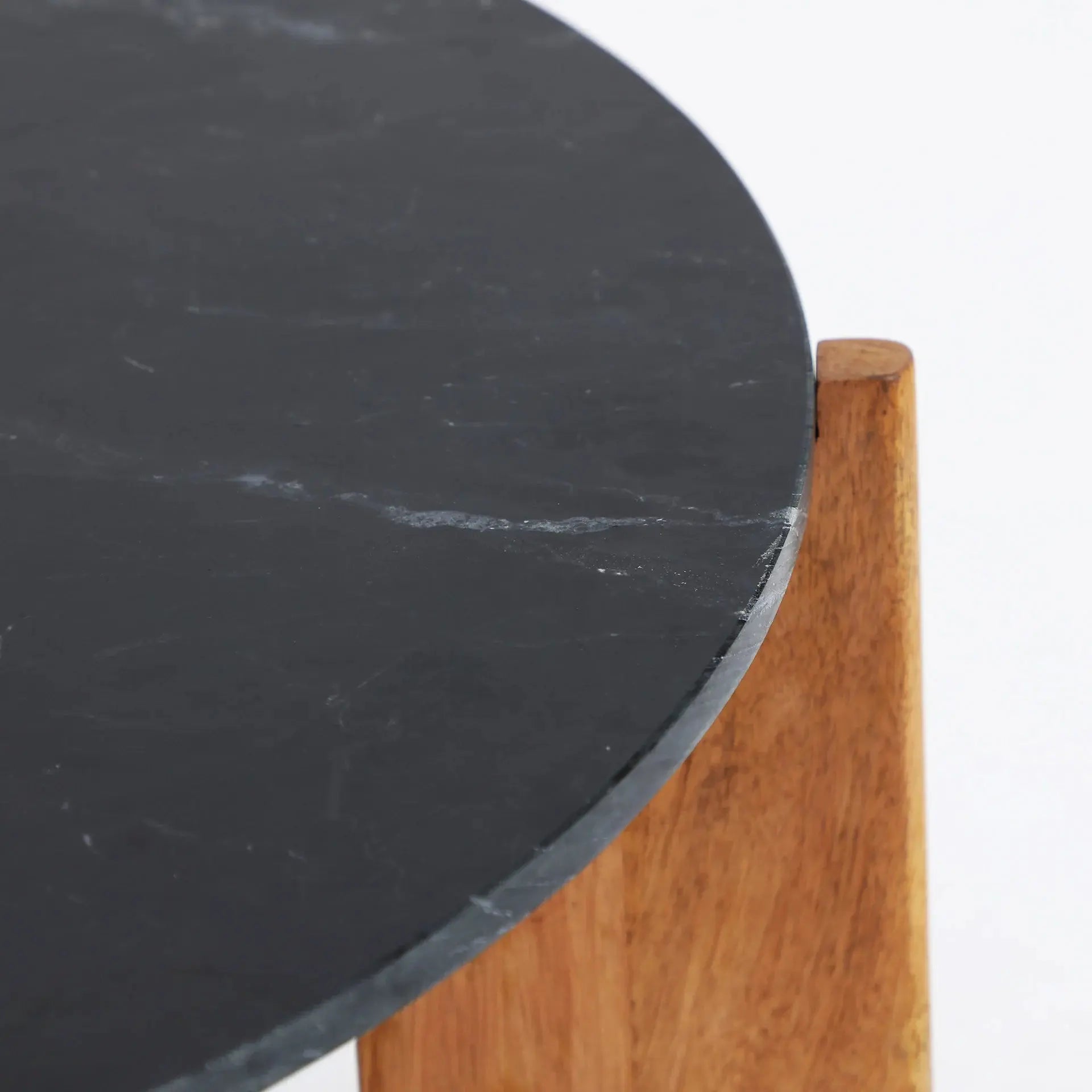 Table Basse de Salon avec Plateau en Marbre Noir et Pieds en Bois de Manguier Brun VALIGNY - 82 cm KODU
