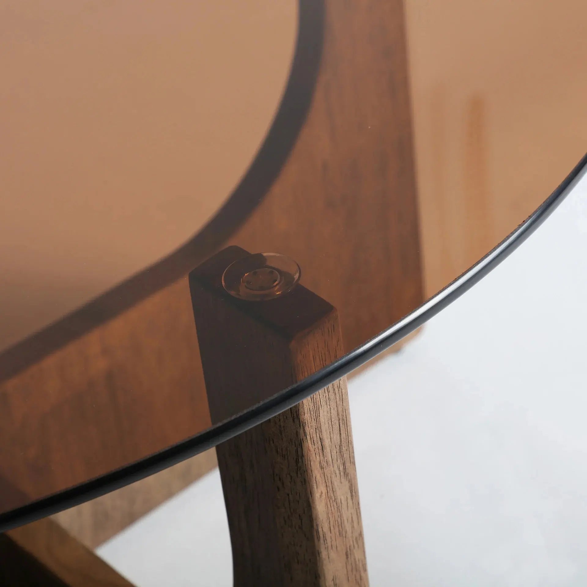 Table Basse en Bois d'Hévéa Brun Plateau en Verre Trempé Brun LUBECA - 80 cm KODU