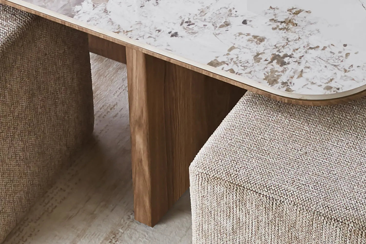 Table Basse en Pierre Brillante avec 4 Poufs CLEA - 80 x 80 cm Rousseau