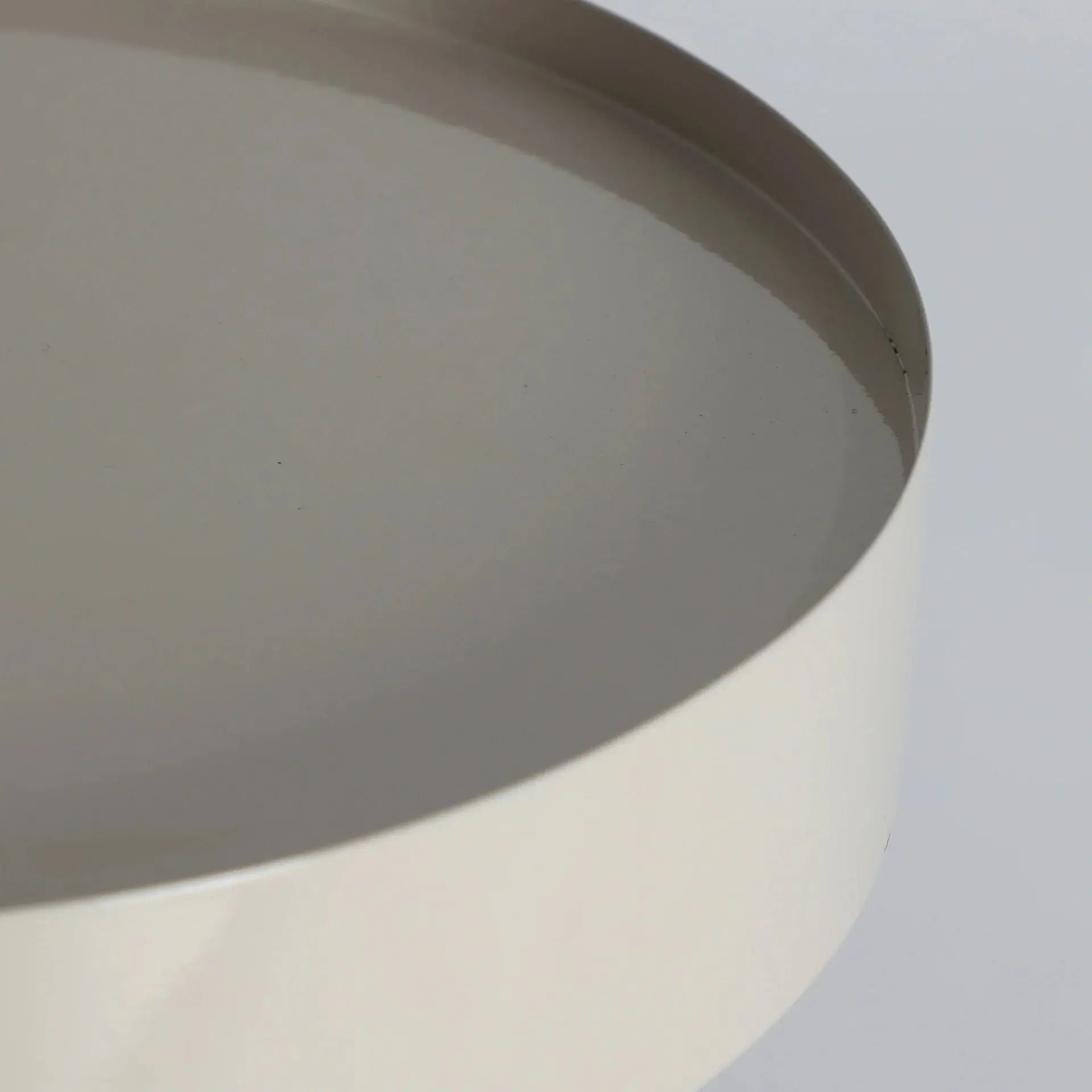Table De Chevet 100% Fer en Blanc Cassé avec Vernis Brillant MIST - 37 cm KODU