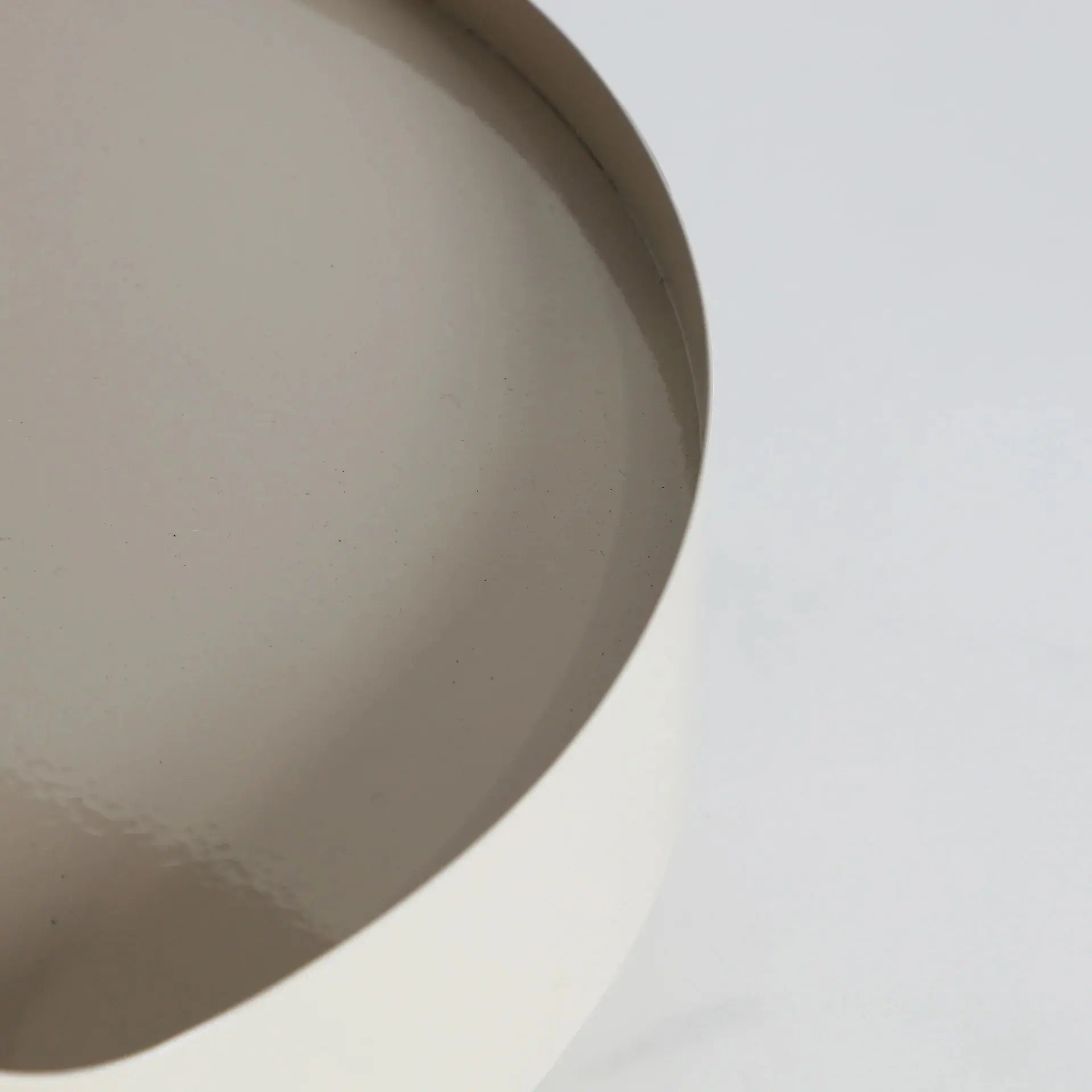 Table De Chevet 100% Fer en Blanc Cassé avec Vernis Brillant MIST - 37 cm KODU