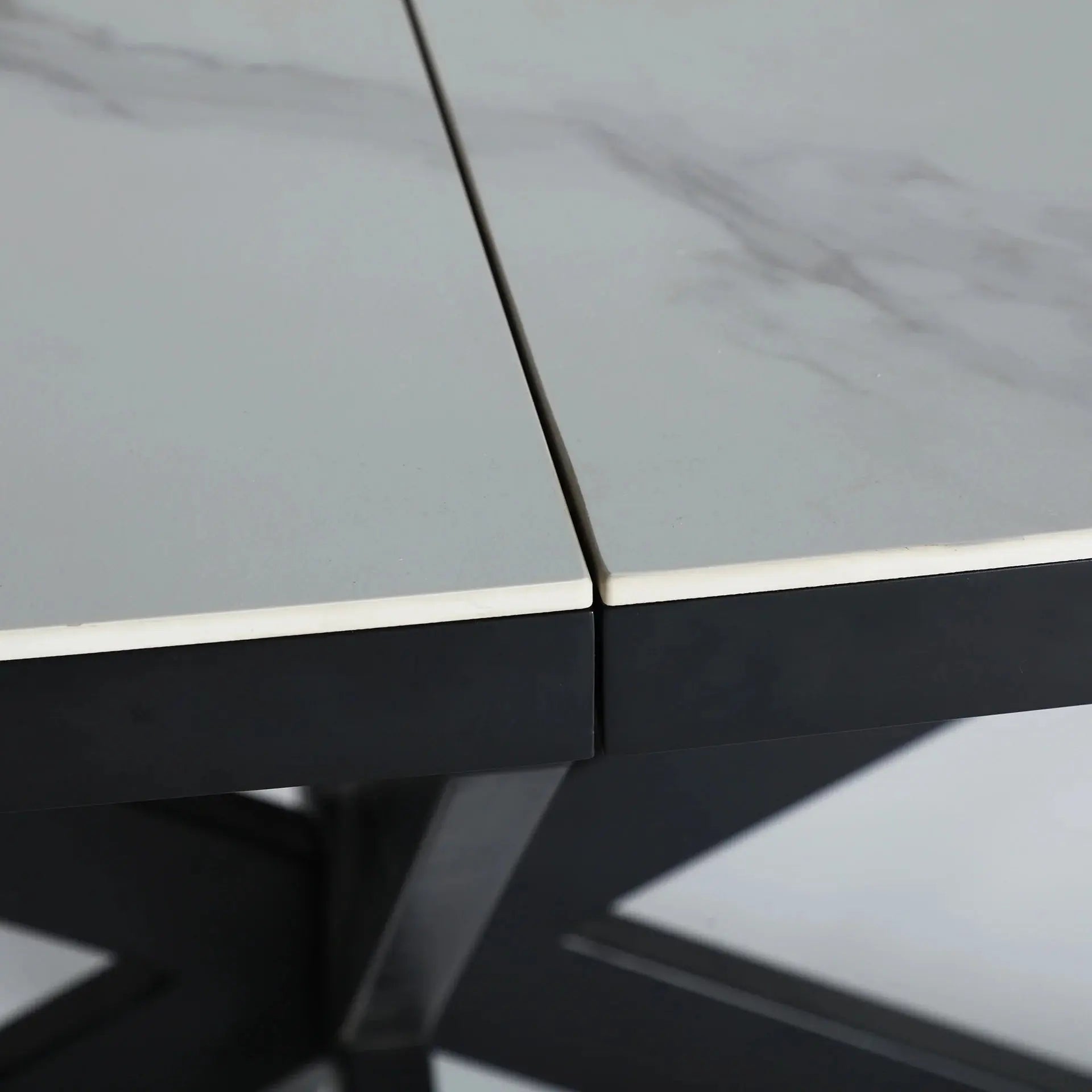 Table Extensible de Salle à Manger en Bois MDF Blanc avec Céramique Blanc et Pieds en Fer Noir DROUX - 180 x 90 cm KODU