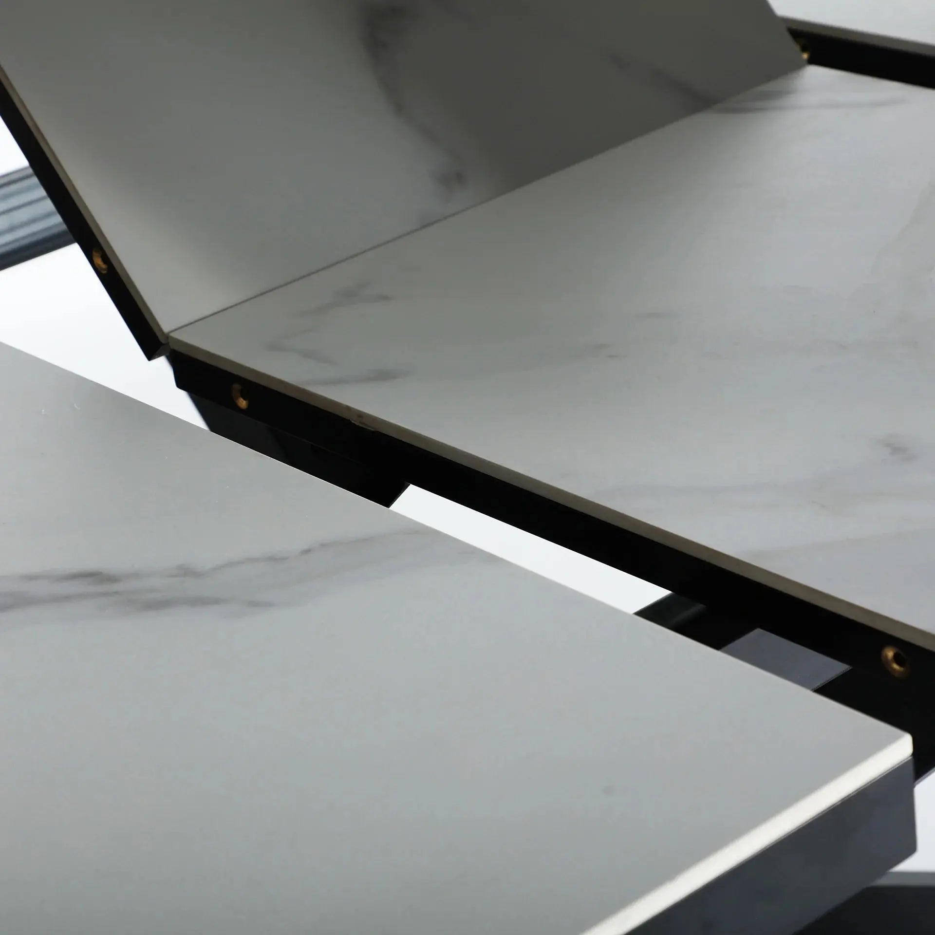 Table Extensible de Salle à Manger en Bois MDF Blanc avec Céramique Blanc et Pieds en Fer Noir DROUX - 180 x 90 cm KODU