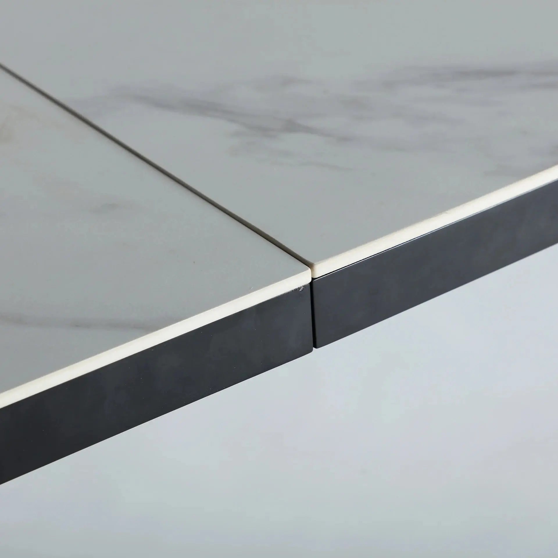 Table Extensible de Salle à Manger en Bois MDF Blanc avec Céramique Blanc et Pieds en Fer Noir DROUX - 180 x 90 cm KODU