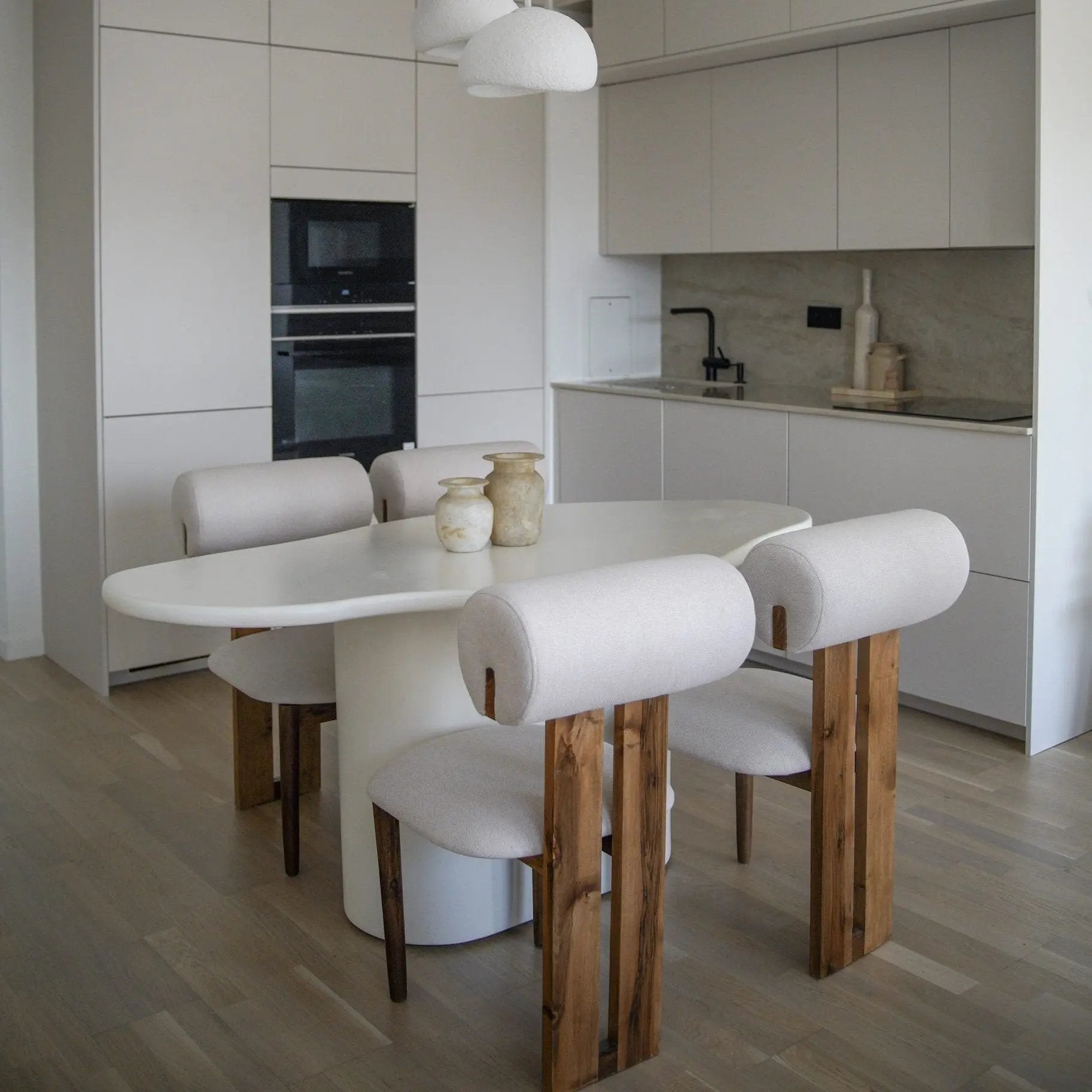 Table à Manger Asymétrique en Béton Ciré AURA - De 160 à 220 cm Hawali Home