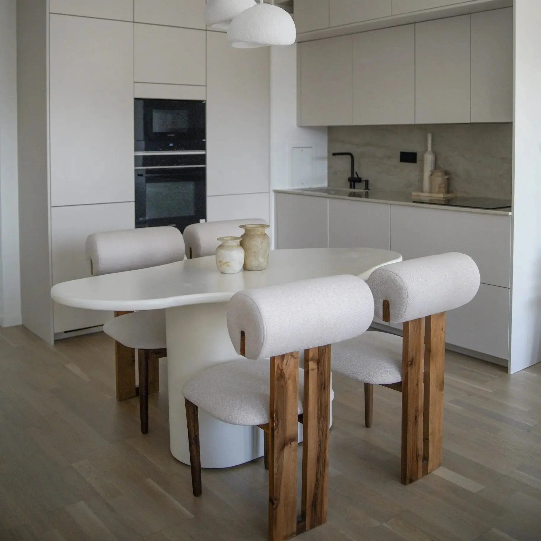 Table à Manger Asymétrique en Béton Ciré AURA - De 160 à 220 cm Hawali Home