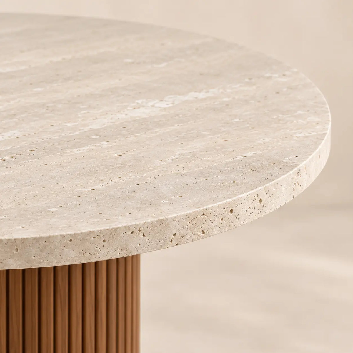 Table ronde en travertin et pieds en bois ELENA, de 100 à 160 cm