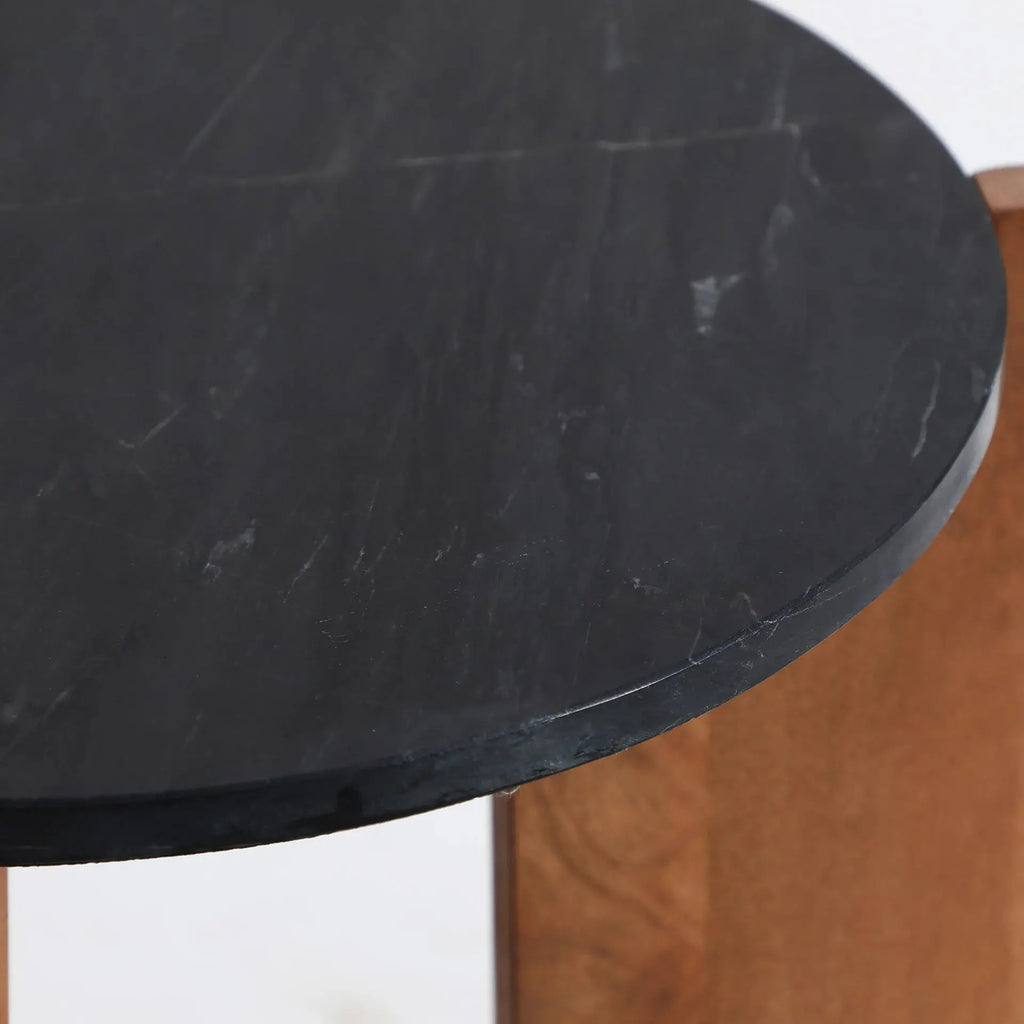 Table d'Appoint de Bout de Canapé avec Plateau en Marbre Noir Mat et Pieds en bois de manguier brun VALIGNY - 46 cm KODU