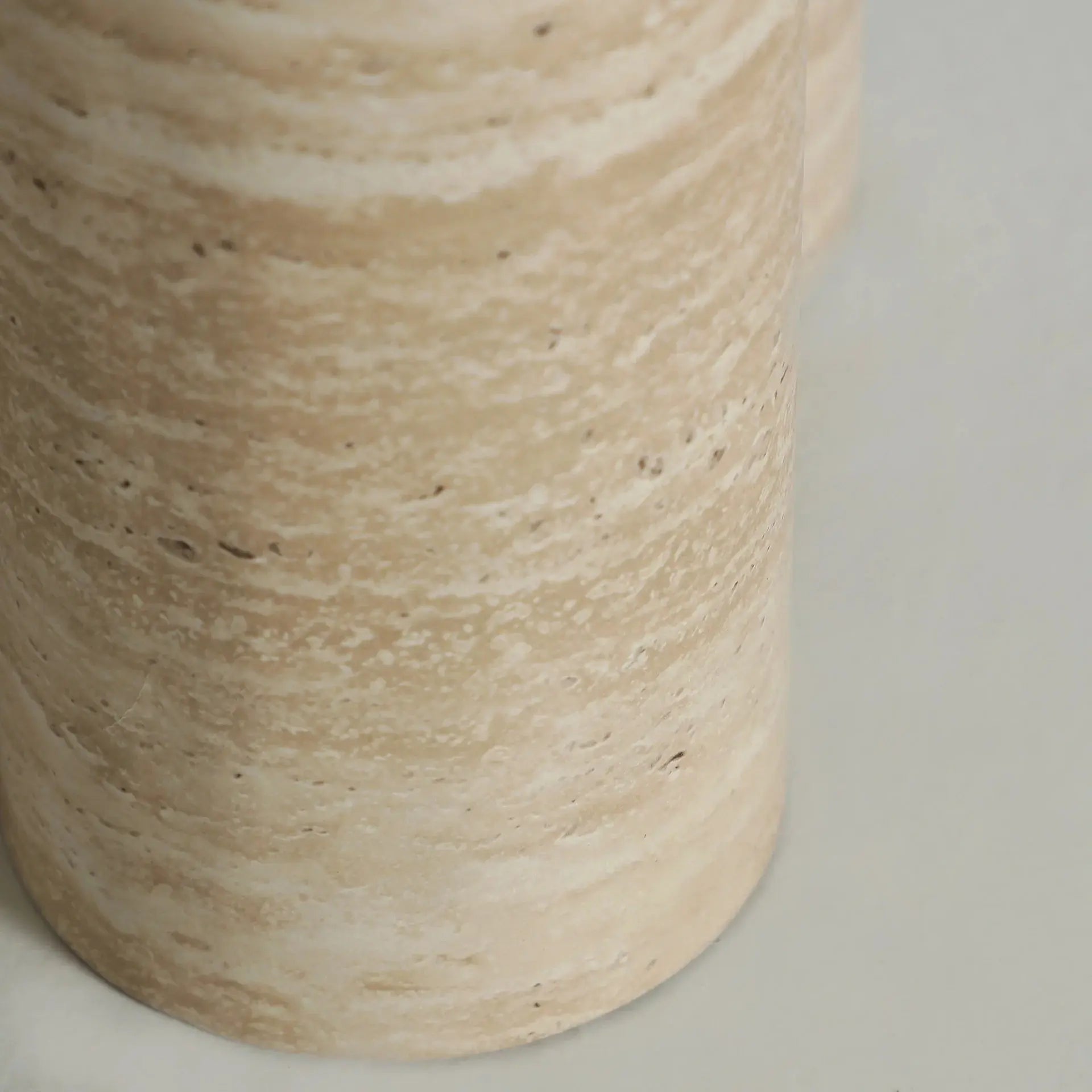 Table d'Appoint de Bout de Canapé en Bois MDF et Marbre Synthétique Beige LAMBESC - 55 cm KODU