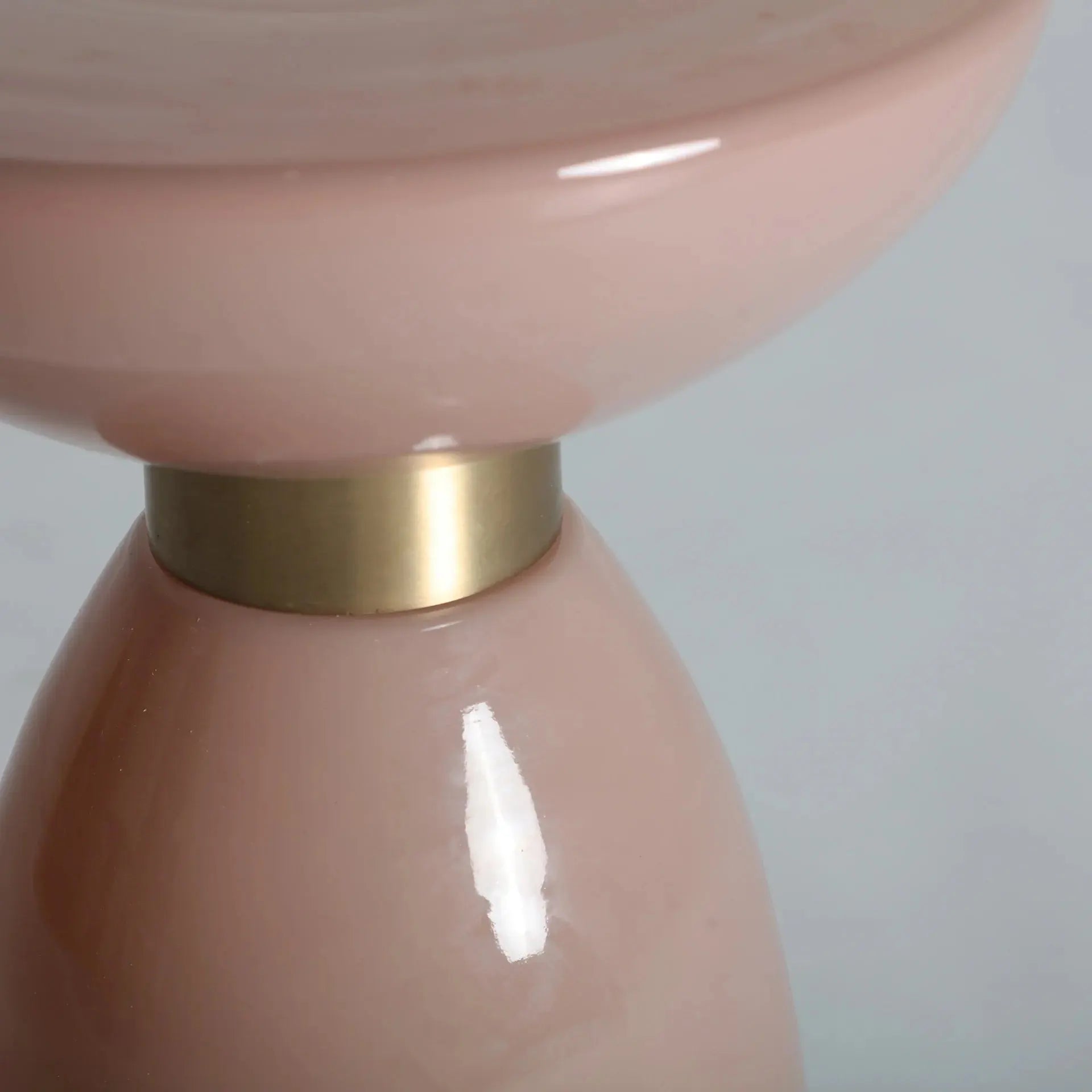 Table d'Appoint de Bout de Canapé en Verre Rose Finition Brillante BELLANO - 30 cm KODU