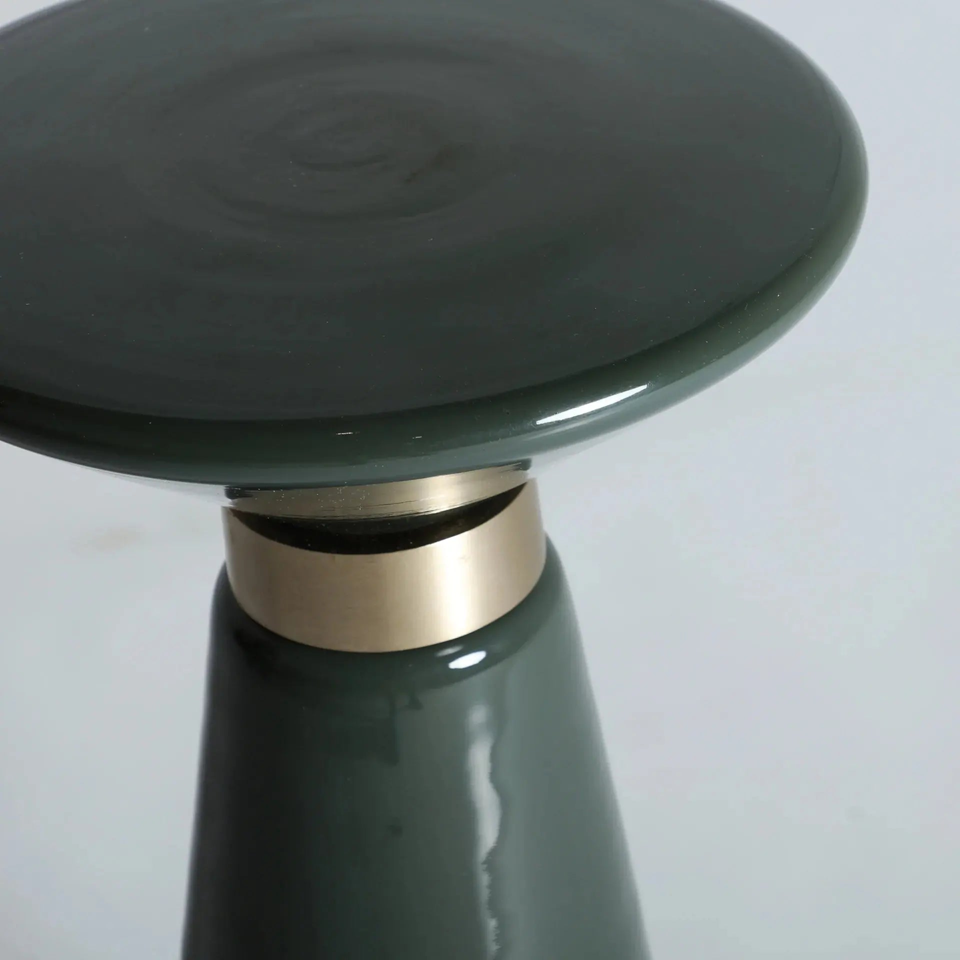 Table d'Appoint de Bout de Canapé en Verre Vert Finition Brillante CASSIS - 27 cm KODU