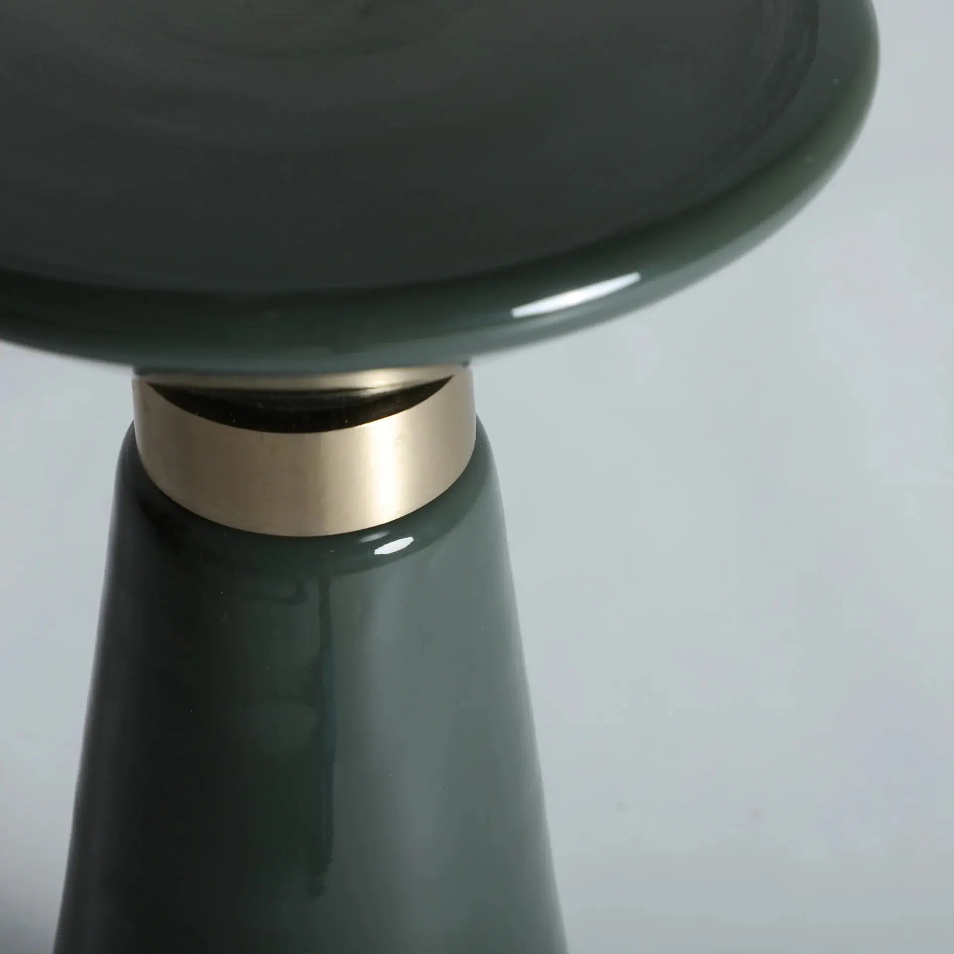Table d'Appoint de Bout de Canapé en Verre Vert Finition Brillante CASSIS - 27 cm KODU