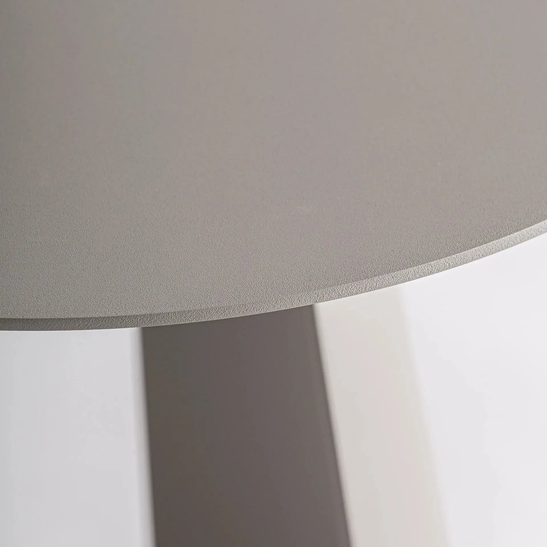 Table d'Appoint de Salon 100% Aluminium Taupe WENGEN - 40.5 cm KODU