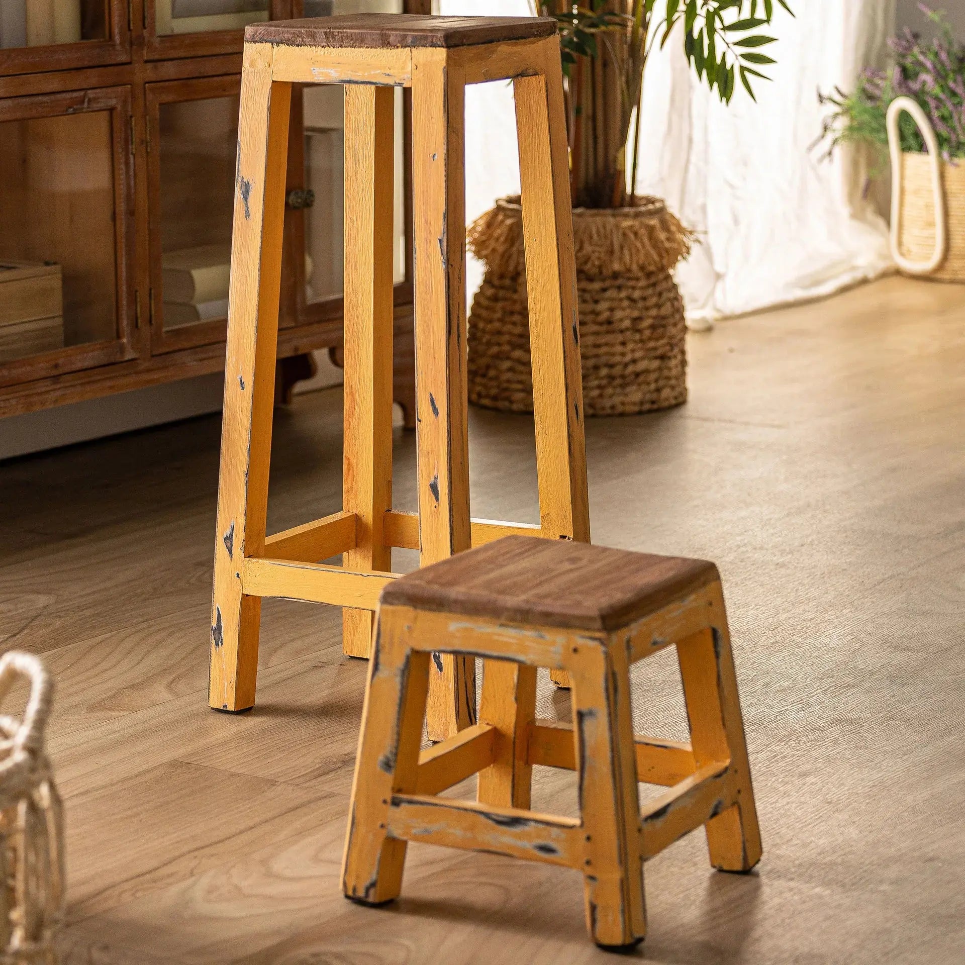 Tabouret de Bar en Bois d'Acajou Brun SAURIS - 30 x 71 cm KODU
