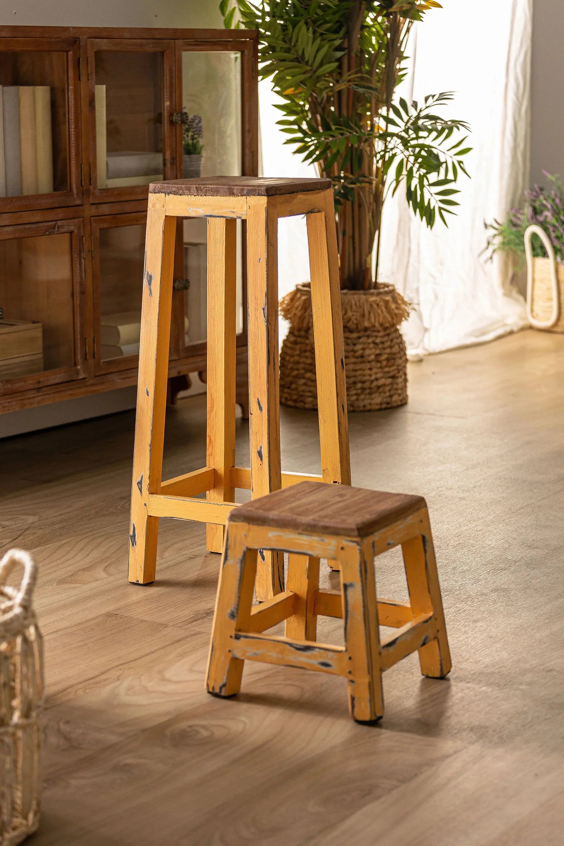 Tabouret de Bar en Bois d'Acajou Brun SAURIS - 30 x 71 cm KODU